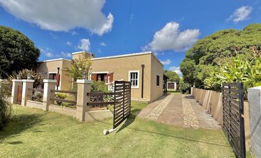 Importante propiedad en Mar de Cobo, sobre 2 lotes y a 150 metros del mar. APTA CREDITO