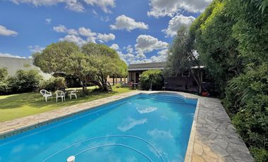 Importante propiedad en Mar de Cobo, sobre 2 lotes y a 150 metros del mar. APTA CREDITO