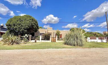 Importante propiedad en Mar de Cobo, sobre 2 lotes y a 150 metros del mar. APTA CREDITO