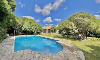 Importante propiedad en Mar de Cobo, sobre 2 lotes y a 150 metros del mar. APTA CREDITO