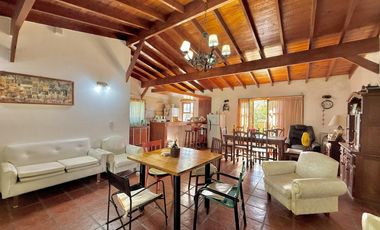 Importante propiedad en Mar de Cobo, sobre 2 lotes y a 150 metros del mar. APTA CREDITO