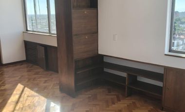 Departamento en alquiler en San Isidro 4 ambientes en Dúplex con escritorio, toilette y balcón,