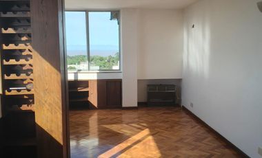 Departamento en alquiler en San Isidro 4 ambientes en Dúplex con escritorio, toilette y balcón,