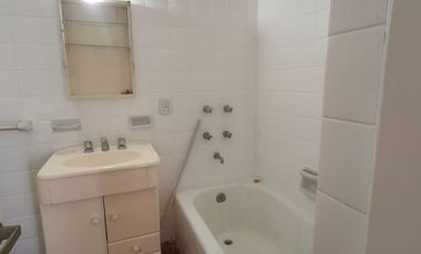 Departamento en alquiler en San Isidro 4 ambientes en Dúplex con escritorio, toilette y balcón,