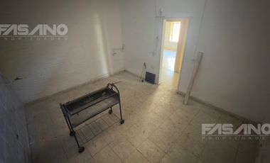 ALQUILER - LOCAL USO COMERCIAL O PROFESIONAL EN SAN ANDRES A METROS DE LA PLAZA ALEM