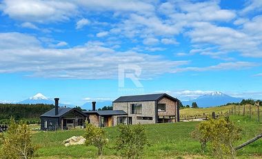 ESPECTACULAR CASA CON VISTA VOLCANES EN LLANQUIHUE