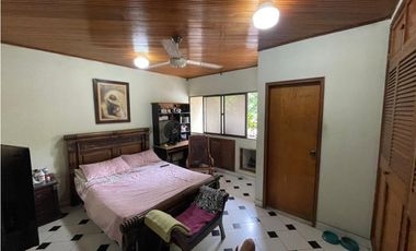 Venta de casa esquinera con 2 locales comerciales Jardín Santa Marta