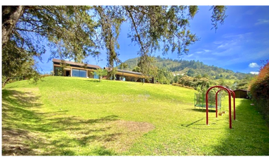 Venta casa campestre La Ceja, lujosa, diseño arquitectónico impactante