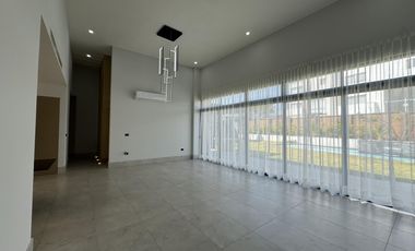 CASA DE UN NIVEL EN VENTA EN MARINA DE PUNTA TIBURÓN