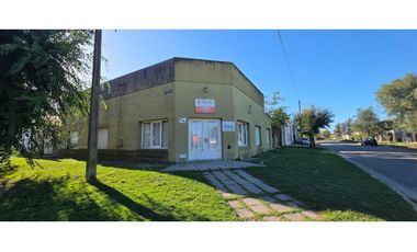 Se vende casa + departamento + local comercial.