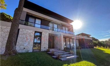 CASA EN VENTA EN BARRIO PRIVADO - PIONEROS PINAMAR - 6 AMB. CON PILETA