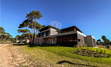 CASA EN VENTA EN BARRIO PRIVADO - PIONEROS PINAMAR - 6 AMB. CON PILETA