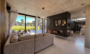 CASA EN VENTA EN BARRIO PRIVADO - PIONEROS PINAMAR - 6 AMB. CON PILETA