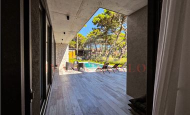 CASA EN VENTA EN BARRIO PRIVADO - PIONEROS PINAMAR - 6 AMB. CON PILETA