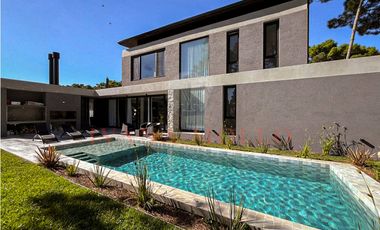 CASA EN VENTA EN BARRIO PRIVADO - PIONEROS PINAMAR - 6 AMB. CON PILETA