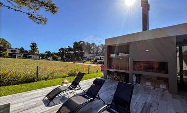 CASA EN VENTA EN BARRIO PRIVADO - PIONEROS PINAMAR - 6 AMB. CON PILETA