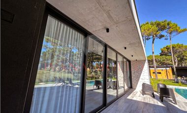 CASA EN VENTA EN BARRIO PRIVADO - PIONEROS PINAMAR - 6 AMB. CON PILETA