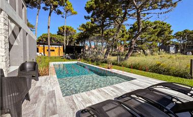 CASA EN VENTA EN BARRIO PRIVADO - PIONEROS PINAMAR - 6 AMB. CON PILETA