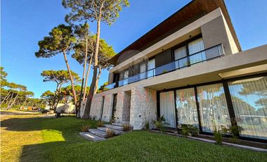 CASA EN VENTA EN BARRIO PRIVADO - PIONEROS PINAMAR - 6 AMB. CON PILETA