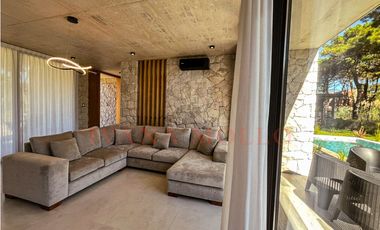 CASA EN VENTA EN BARRIO PRIVADO - PIONEROS PINAMAR - 6 AMB. CON PILETA