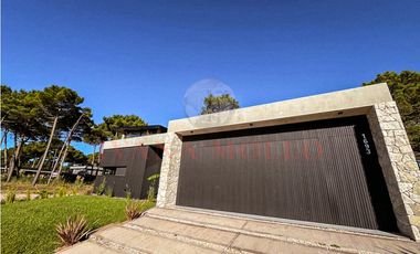 CASA EN VENTA EN BARRIO PRIVADO - PIONEROS PINAMAR - 6 AMB. CON PILETA