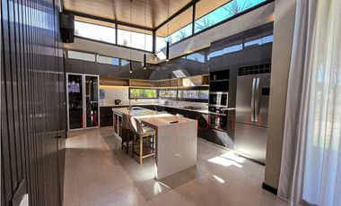 CASA EN VENTA EN BARRIO PRIVADO - PIONEROS PINAMAR - 6 AMB. CON PILETA