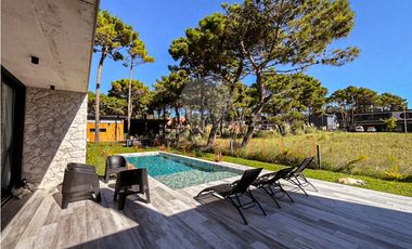 CASA EN VENTA EN BARRIO PRIVADO - PIONEROS PINAMAR - 6 AMB. CON PILETA