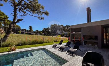CASA EN VENTA EN BARRIO PRIVADO - PIONEROS PINAMAR - 6 AMB. CON PILETA