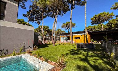 CASA EN VENTA EN BARRIO PRIVADO - PIONEROS PINAMAR - 6 AMB. CON PILETA