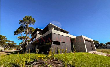 CASA EN VENTA EN BARRIO PRIVADO - PIONEROS PINAMAR - 6 AMB. CON PILETA