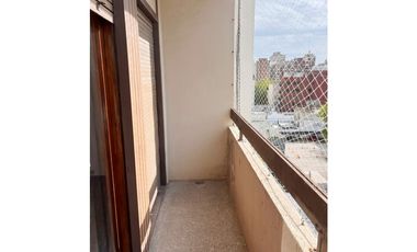 ALQUILER 24 MESES - TRES AMBIENTES EN LA PERLA CON BALCÓN SALIENTE