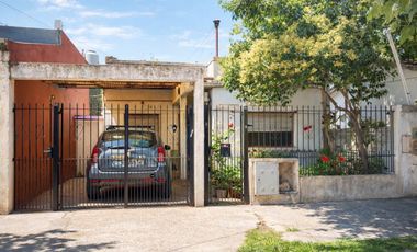 VENTA CASA 7 AMBIENTES. SARANDÍ. TERRAZA Y JARDIN