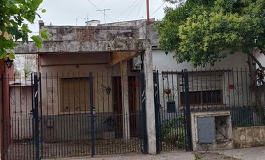 VENTA CASA 7 AMBIENTES. SARANDÍ. TERRAZA Y JARDIN