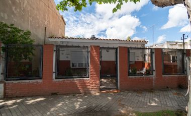 CASA EN VENTA GRANADERO BAIGORRIA 2 DORMITORIOS