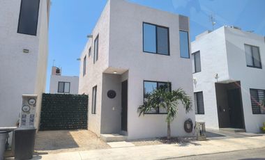 Casa en Fraccionamiento Privado, Piscina grande en Mérida