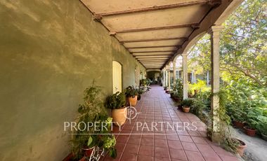 Gran casa patrimonial con lindos jardines