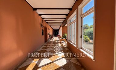 Gran casa patrimonial con lindos jardines