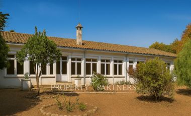 Gran casa patrimonial con lindos jardines