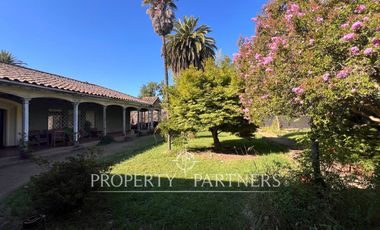 Gran casa patrimonial con lindos jardines