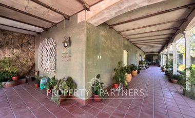 Gran casa patrimonial con lindos jardines