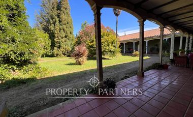 Gran casa patrimonial con lindos jardines