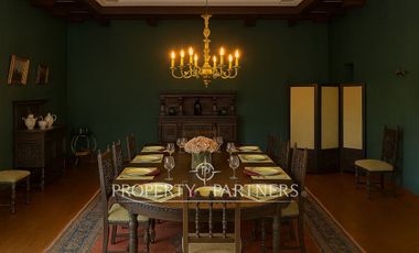 Gran casa patrimonial con lindos jardines