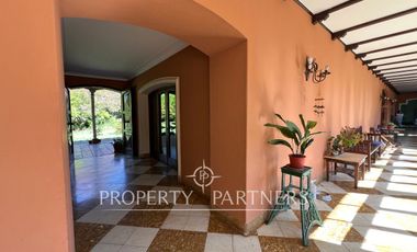 Gran casa patrimonial con lindos jardines