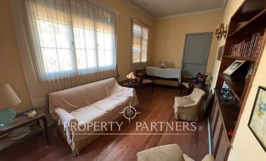 Gran casa patrimonial con lindos jardines