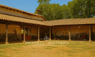 Gran casa patrimonial con lindos jardines