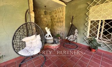 Gran casa patrimonial con lindos jardines