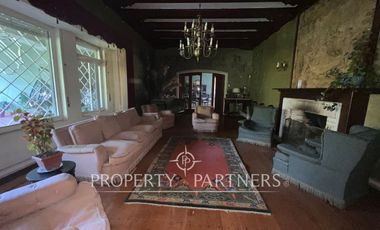 Gran casa patrimonial con lindos jardines