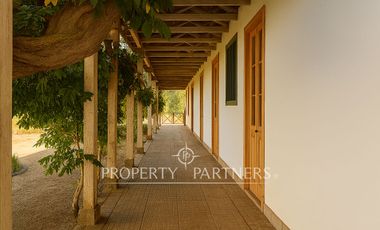 Gran casa patrimonial con lindos jardines