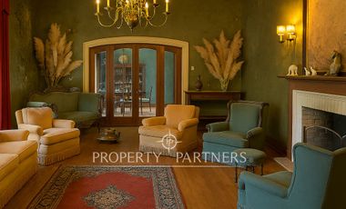 Gran casa patrimonial con lindos jardines