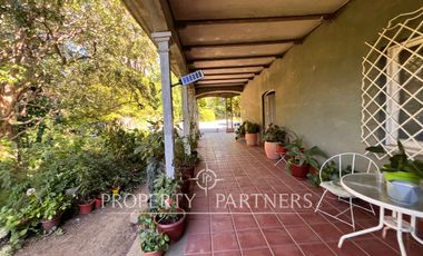 Gran casa patrimonial con lindos jardines